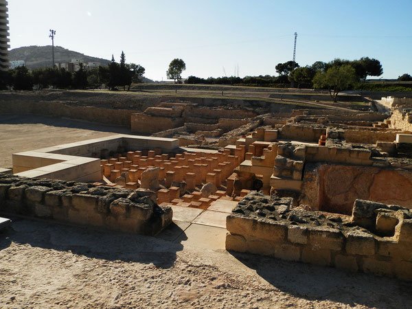 Термы/бани: хитрая конструкция из трех основных помещений с разными температурными режимами. Столбики позволяли оставить пространство под полом, где и циркулировал горячий воздух,