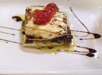 молодой сыр, поджаренный на гриле с фуа