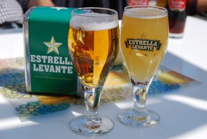 2 бокала:более прозрачный напиток - обычное пиво, матовый напиток - клара.