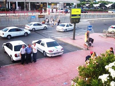 На фото: стоянка аэропорта.