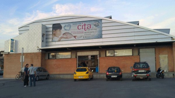 Здание рыбной биржи, La lonja (между пляжем и портом)