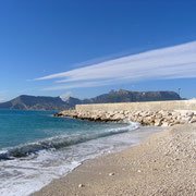 Начало маршрута: маленький пляж у порта, лучшее место для ныряния с маской или аквалангом