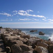 Дорога ограничена насыпью валунов