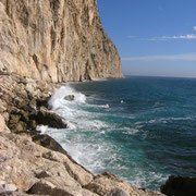 Конец маршрута: вертолетная площадка (не видна) и скалы