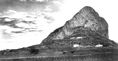 Фото 1940 года. Слева  - домик управляющего, справа - дом 